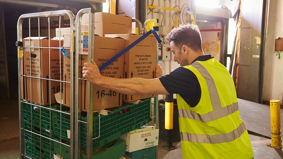 Henkilö työntää rullakkoa.