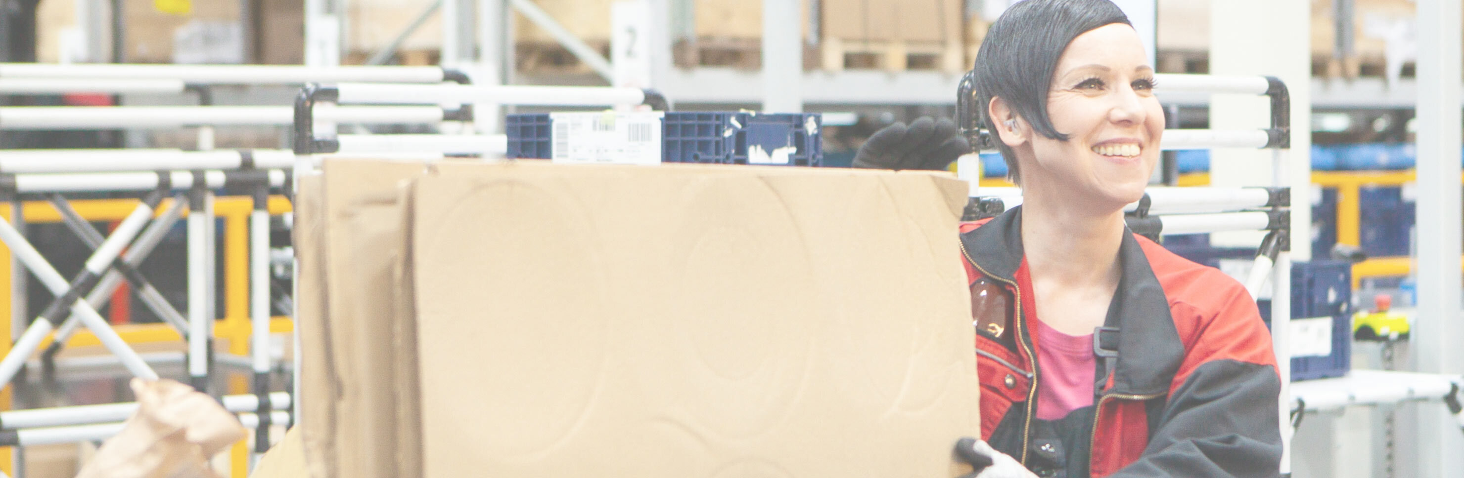 Hymyilevä henkilö työskentelee.