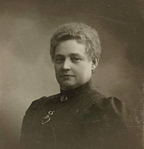 Vera Hjelt vanhassa valokuvassa