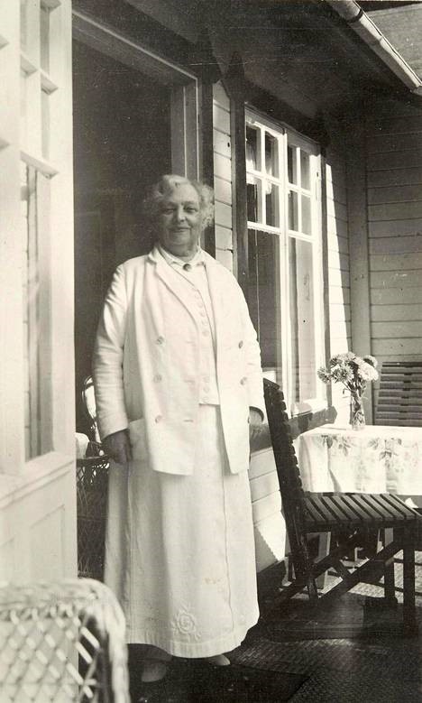 Vera Hjelt valkoisissa vaatteissa.