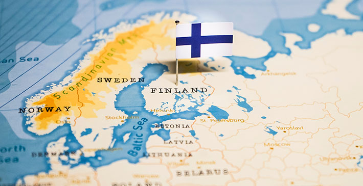 Kartta, johon on kiinnitetty pieni Suomen lippu.